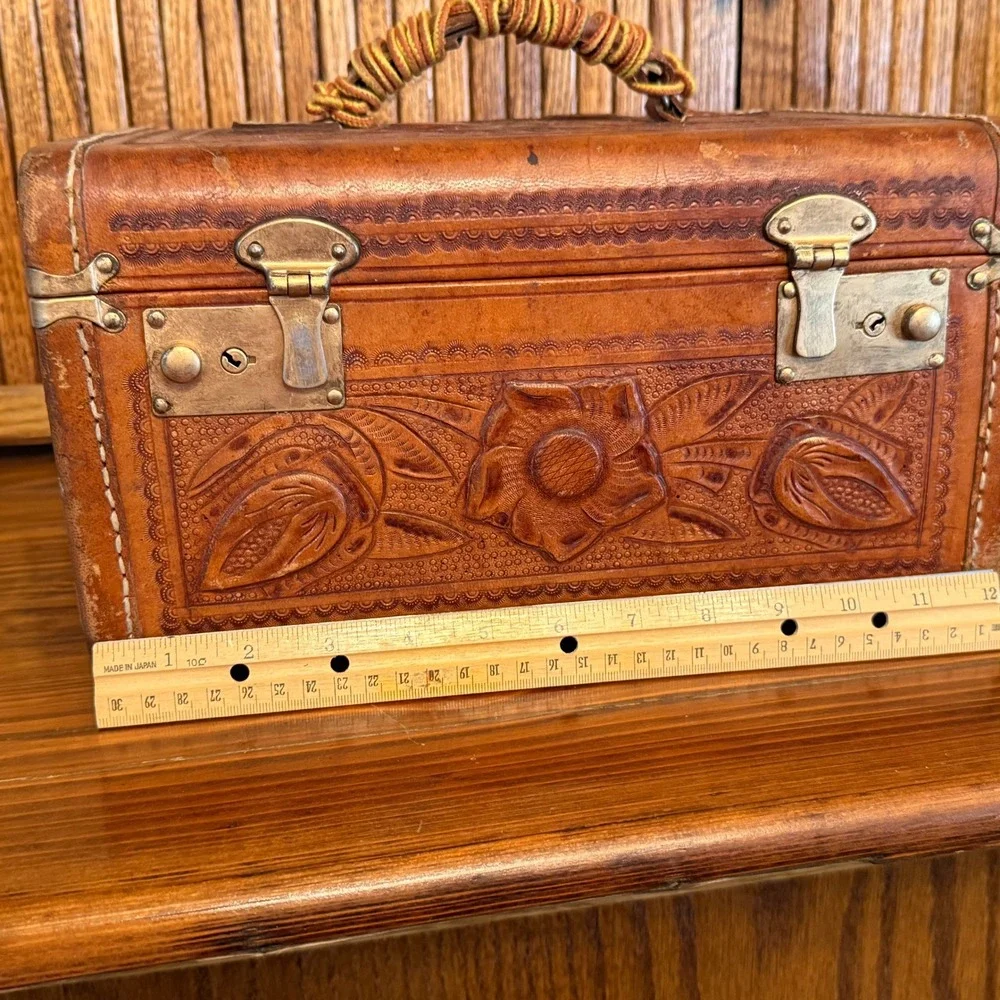 Flores Hand Tooled Leather Train Case Women Med Tan Good Vintage Floral Mexico